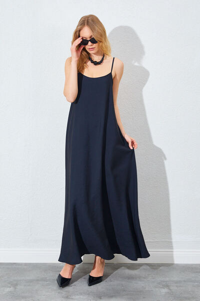 Manche Μαύρο φόρεμα oversized κοψίματος, μοντέρνο, καθημερινό και άνετο |   ΜΚΕΣ281262-1