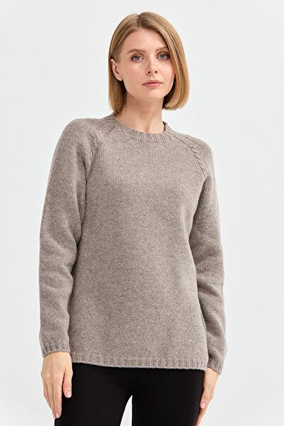 Desen Triko Γυναικείο πλεκτό μάλλινο πουλόβερ με λαιμόκοψη σε σχήμα O, με πλεξούδα στα χέρια, βιζόν