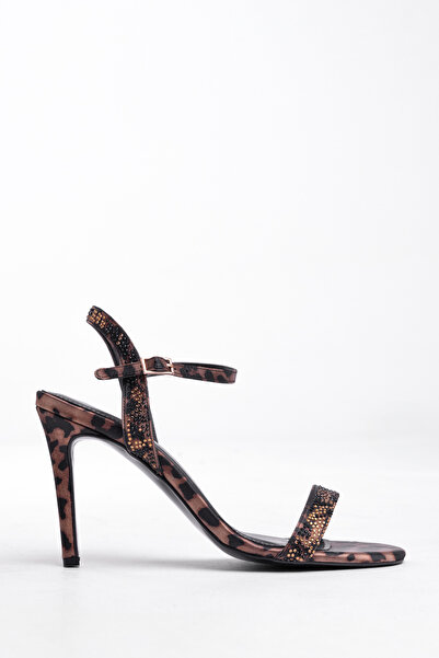 Tasarım سلسلة Night Glow – حذاء بكعب ستيليتو أسود مطرز بالحجر مع حزام رفيع وإ...