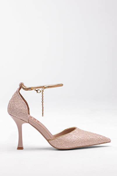 Tasarım حذاء بكعب أنيق ومغطى بالدانتيل ومزين بأحجار لامعة ولؤلؤ بتصميم خاص وح...