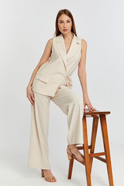 Bolivente سترة منسوجة مبطنة باللون البيج بقصة عادية مع تفاصيل مربوطة عند الخصر