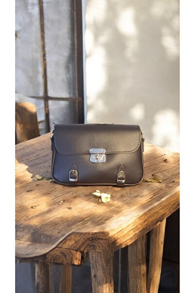 Classbag Γυναικεία τσάντα ώμου καφέ χιαστί με λουράκι με λεπτομέρεια κλειδωμέ...