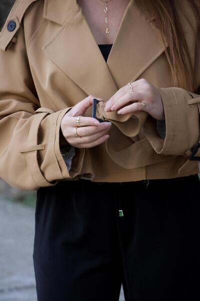 BAŞARAN Short Caramel Trench with Belt Detail