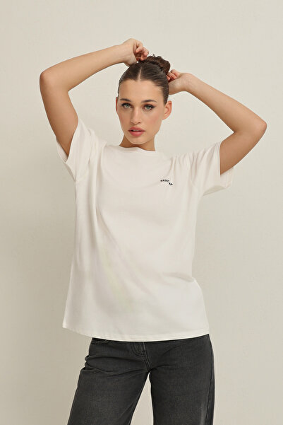 Amia&Co. Beyaz Bisiklet Yaka Logo Detaylı Kısa Kollu T-Shirt