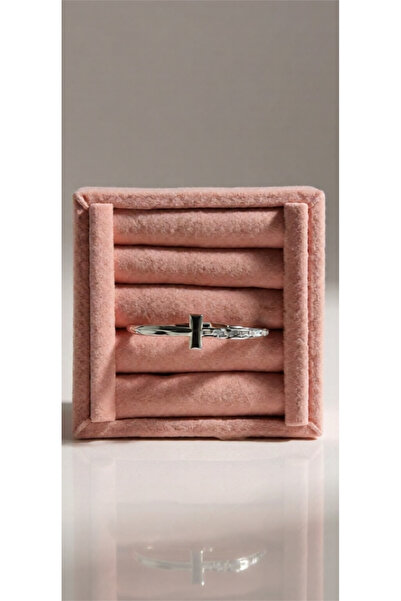 Kokoş سوار معصم بتفاصيل حجرية ولون فضي