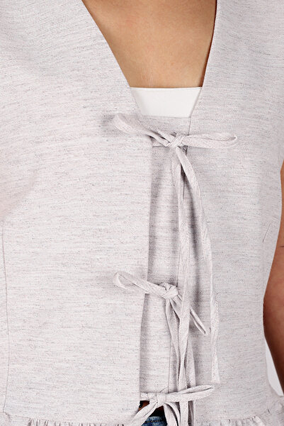 armonika Γυναικεία κρεμ μπλούζα με λαιμόκοψη σε σχήμα V με κορδόνι μπροστά με βολάν ARM-25Y001102