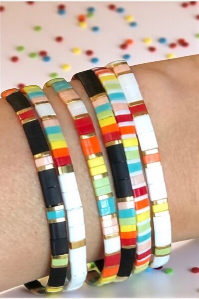 NAZLI TAKILAR مجموعة من 6 أساور مياوكي تيلا باللون الأسود والأحمر والأبيض وال...