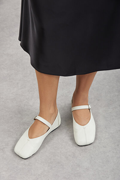 WilloWara حذاء دورا بإبزيم من الجلد الطبيعي