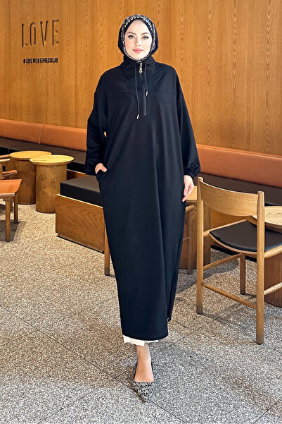 Ovn. Rochie cu decolteu înalt cu detaliu decupat - Negru