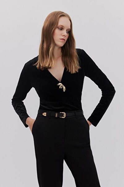 Shn KADİFE YAKASI BROŞLU BODYSUIT