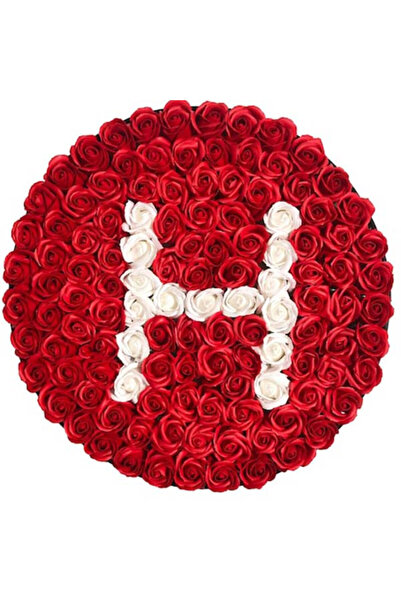 velve Aranjament floral personalizat cu litera, cutie rotunda neagra cu 125 t...