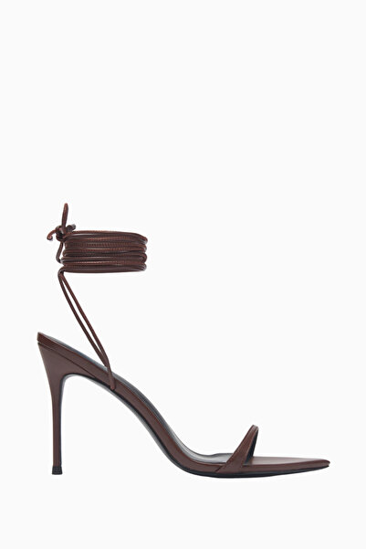 FEMME LA صندل ليارا من الجلد النباتي ذو حزام رفيع، بكعب عالٍ 100 ملم