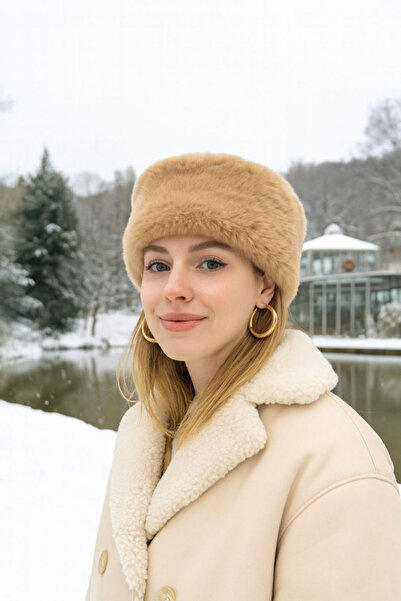 Neşeli Butik قبعة كالباك الروسية السلافية من الفرو الصناعي للنساء NBAKS004