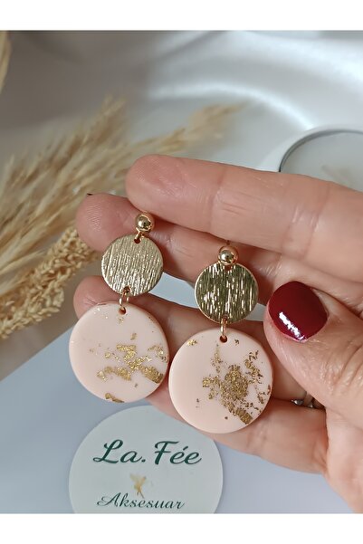 La fee aksesuar أقراط نسائية باللون البيج أقراط نسائية متدلية بتفاصيل ذهبية