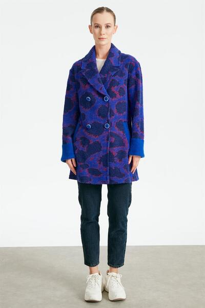 Genel Markalar KRUVAZE ÖNÜ DÜĞMELİ DESENLİ HIRKA SAKS