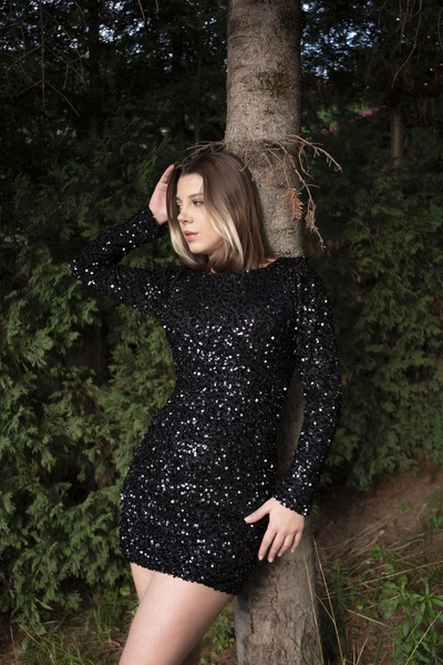 Seri Siyah Payet İşlemeli Uzun Kollu Mini Abiye Elbise – Sırt Dekolteli Şık M...