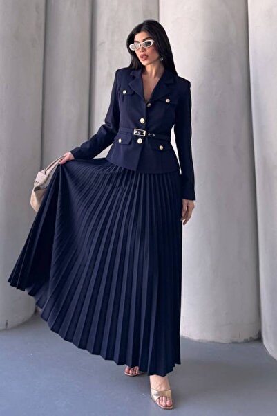 AKD Atelier طقم نسائي مكون من قطعتين، سترة قصيرة أنيقة مع حزام وتفاصيل جيب وزر، تنورة طويلة مطوية مع إكسسوارات