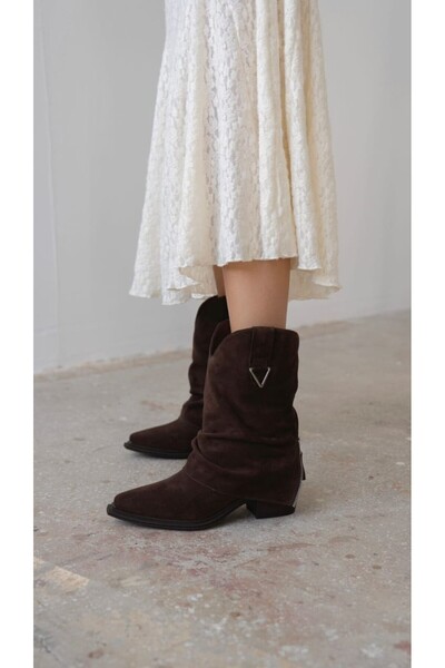 ÇAĞLAR Bot Çizme Orijinal, hakiki süet derisinden üretilmiştir. İç kısmı yün ...