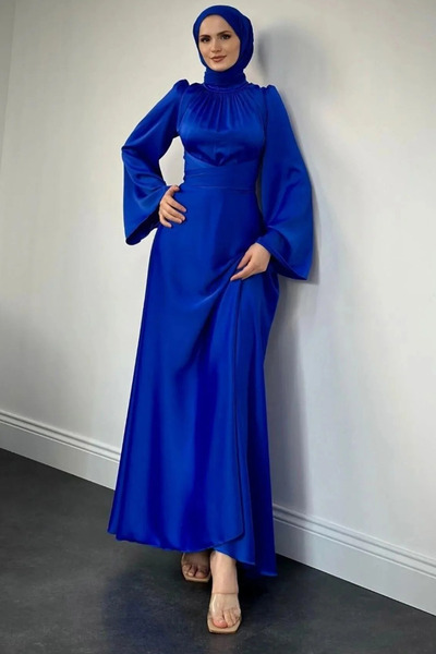 Tesettür Diyarı Rochie de seară din satin, cu mâneci spaniole și talie legată...