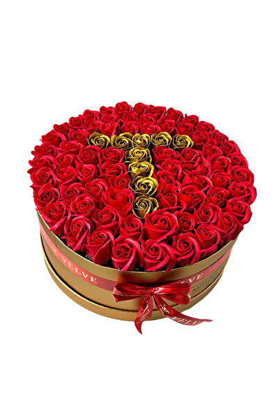 velve Aranjament floral personalizat cu litera T,in cutie rotunda aurie cu 75...