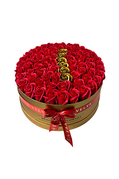 velve Aranjament floral personalizat cu litera I,in cutie rotunda aurie cu 75...