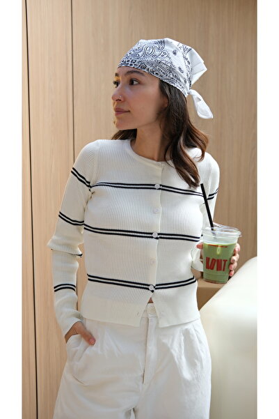 Butik Una Fiaba - Дамски плетен кардиган с кремави ивици и копчета на врата