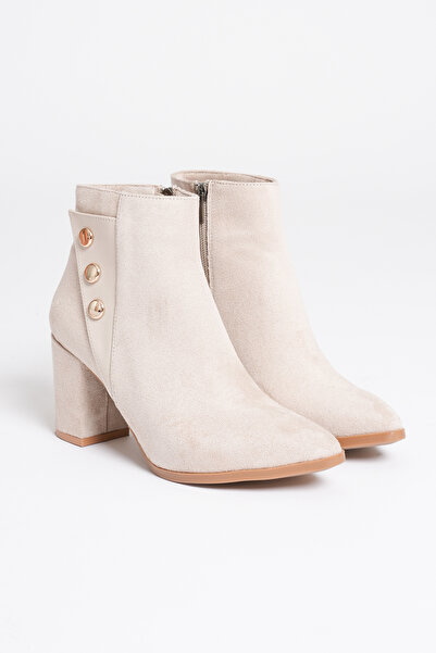 Lolita Love Shoes Μπότες με χοντρό τακούνι με μυτερή μύτη με αγκράφα σε μπεζ σουέντ