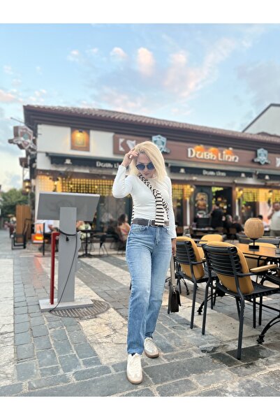 VELORA Beş cepli, yüksel bel jean. Dikişsiz, kısa kesim Çan paça. Fermuarlı ve düğmeli. Orjinal