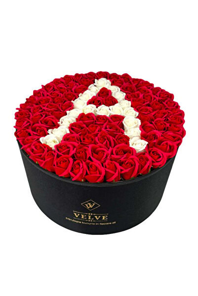 velve Aranjament floral personalizat cu litera, cutie rotunda neagra cu 101 t...