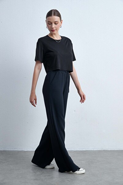 Livia بلوزة قصيرة سادة برقبة دائرية