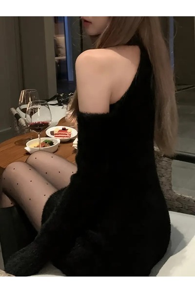 sitriva Siyah Omuz Dekolteli Tüylü Kumaş Mini Elbise – Şık & Zarif Gece Elbisesi