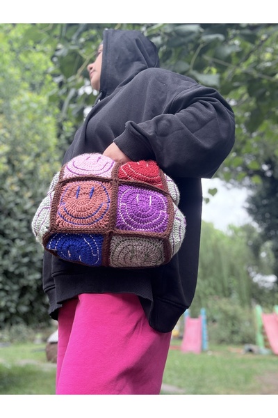 simarikcraft El Yapımı Yün İpli Smiley Motifli Örgü El Çantası – Renkli ve Eğlenceli Tasarım