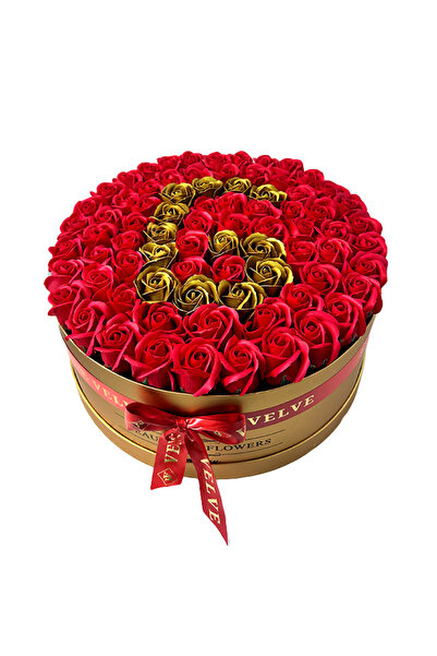 velve Aranjament floral personalizat cu litera G,in cutie rotunda aurie cu 55...