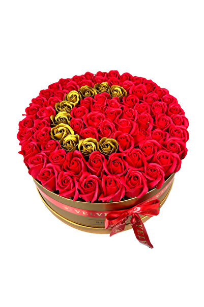 velve Aranjament floral personalizat cu litera C in cutie rotunda aurie cu 55...