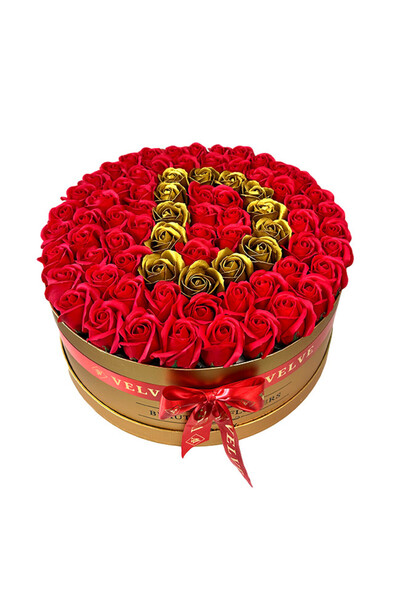 velve Aranjament floral personalizat cu litera D,in cutie rotunda aurie cu 55...