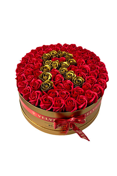 velve Aranjament floral personalizat cu litera R,in cutie rotunda aurie cu 55...