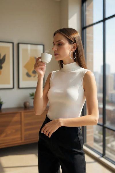 Imoda Γυναικεία λευκή αμάνικη μπλούζα με λαιμόκοψη