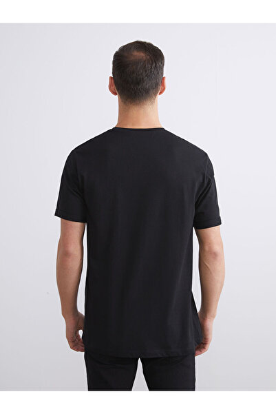 LC Waikiki Λαμπερές επιλογές από το Shining Store | Ανδρικό μπλουζάκι με λαιμόκοψη από βαμβακερό χτενισμένο βαμβάκι