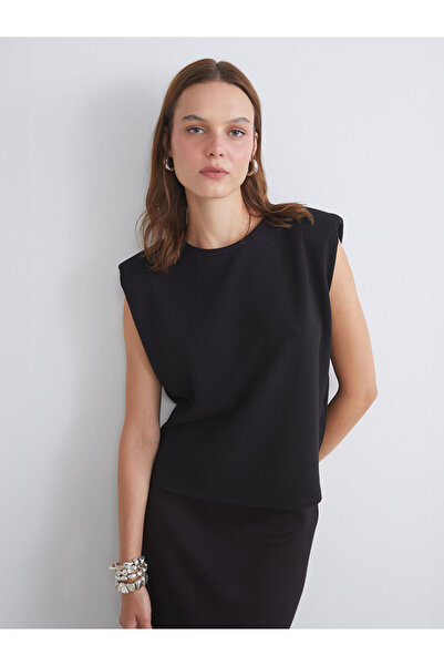 LC Waikiki قميص رياضي أسود برقبة دائرية للنساء