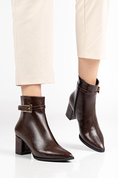 Dilimler Ayakkabı Καφέ γυναικείες μπότες με τακούνι, τσαλακωμένο λουστρίνι, μυτερό σχήμα, καφέ αγκράφα