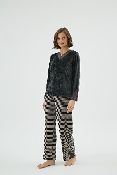 Sevim Дамски антрацитен кадифен комплект пижама с V-образно деколте, дантелени детайли и райета в долната част C5T6N071