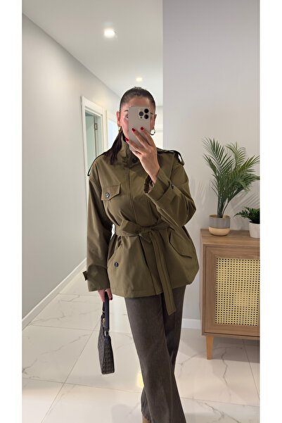 BİRCANÇİL Amara Haki Düğme Detaylı Kuşaklı Kısa Trençkot