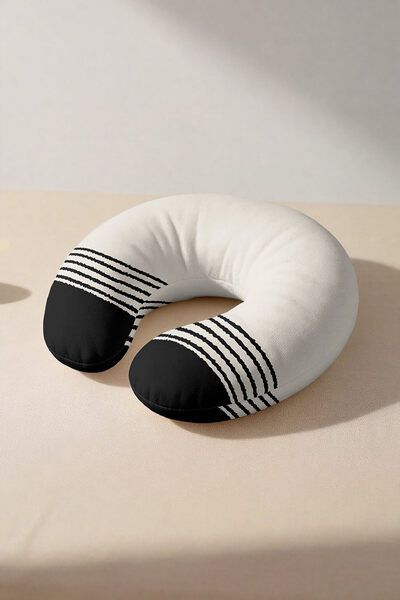 Evimde Bambaşka Pernă pentru gât cu dungi ondulate alb-negru - Pernă de călăt...