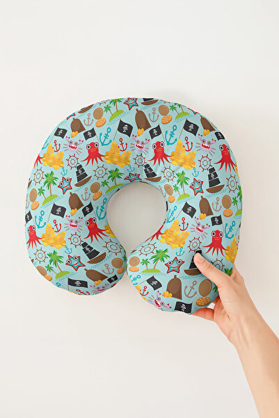 Evimde Bambaşka Pernă de gât cu tematică pirat colorată - Figuri de mare drăg...