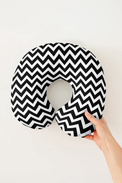 Evimde Bambaşka Pernă pentru gât cu model în zig-zag alb-negru - Pernă de căl...