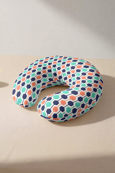 Evimde Bambaşka Pernă ergonomică pentru gât cu model hexagonal modern - Pernă...