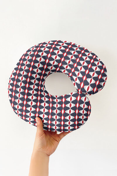 Evimde Bambaşka Pernă ergonomică pentru gât cu model Wave - Pernă de călătorie modernă, roșu, bleumarin, alb