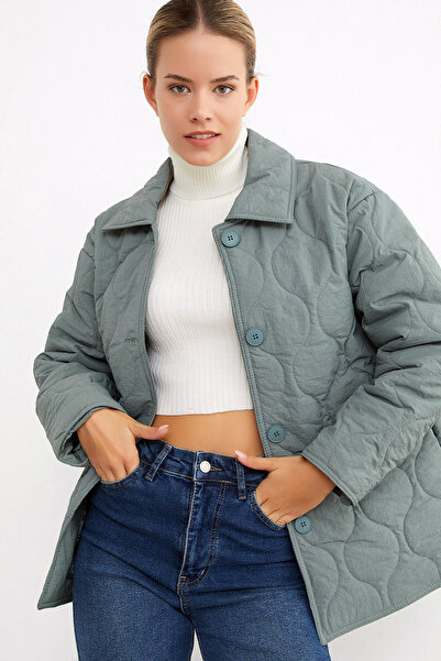 MissThetis Geniş Gömlek Yaka Uzun Kol Düğmeli Baklava Desen Cepli Şık ve Cool Astarlı Kapitone Mont