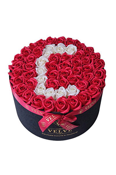 velve Aranjament Floral Etern personalizat cu litera C, in cutie rotunda neag...