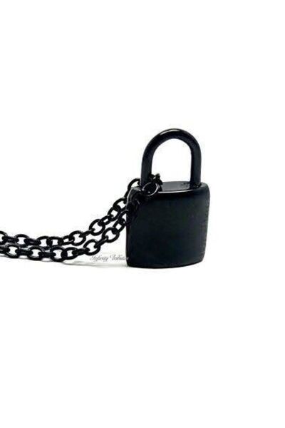 Yuchicly قلادة للرجال والنساء على شكل قفل أسود - قوطية، بسيطة وأصلية